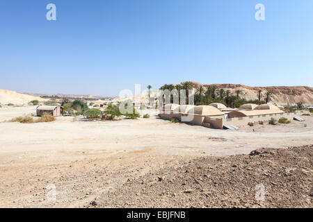 Edifici ecologici attorno ad un oasi nel deserto del Negev, Israele Foto Stock