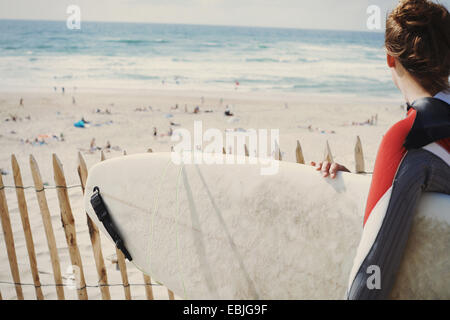 Surfer con tavola da surf sulla spiaggia Lacanau, Francia Foto Stock