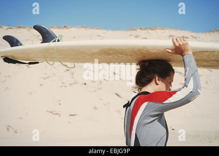 Il surfer che trasportano le tavole da surf sulla testa a spiaggia Lacanau, Francia Foto Stock