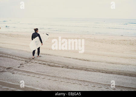 Surfer con tavola da surf sulla spiaggia Lacanau, Francia Foto Stock