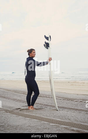 Surfer con tavola da surf sulla spiaggia Lacanau, Francia Foto Stock