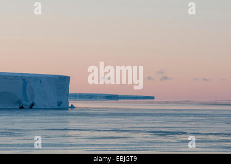 Red mattino cielo sopra il bordo di un tavolo vicino iceberg iceberg luogo di riposo Austasen, Antartide Foto Stock