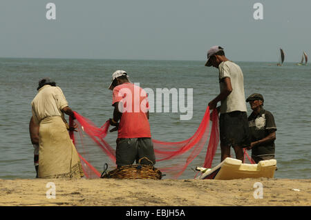 Pescatore sulla spiaggia, Sri Lanka, Negombo Foto Stock