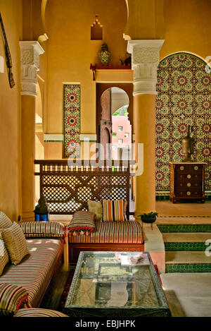 Home marocchino interno con funzione lounge con decorazioni tradizionali e arredi. Foto Stock