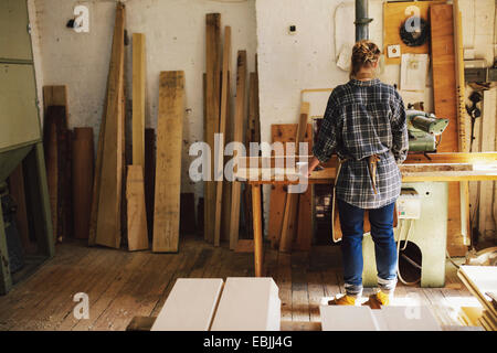 Giovani craftswoman al banco di lavoro in organo a canne workshop Foto Stock