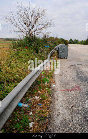 Rifiuti in un parcheggio, Grecia Foto Stock