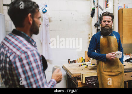 Due artigiani in chat con organo a canne workshop Foto Stock