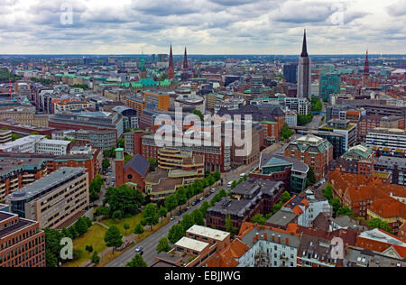 Vista panoramica dalla chiesa di San Michele a mare di case del centro con la Chiesa di Nicolai, Germania Amburgo Foto Stock
