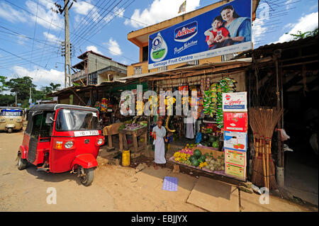 Mercato con tuk tuk, Sri Lanka Foto Stock