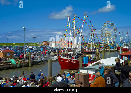 Decorate gamberetti barca in porto, Germania, Bassa Sassonia, Neuharlingersiel Foto Stock