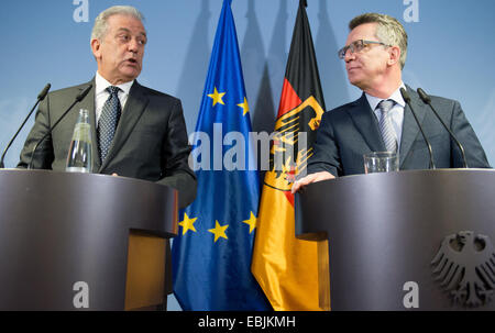 Berlino, Germania. 02Dec, 2014. Ministro tedesco degli Interni Thomas de Maiziere (R) e l'interno dell'UE Il Commissario Dimitris Avramopoulos discutere delle loro precedenti colloqui nel corso di una conferenza stampa presso il tedesco del Ministero dell'Interno a Berlino, Germania, 02 dicembre 2014. Foto: BERND VON JUTRCZENKA/dpa/Alamy Live News Foto Stock