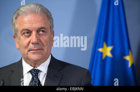 Berlino, Germania. 02Dec, 2014. Interno dell'UE Il Commissario Dimitris Avramopoulos durign parla di una conferenza stampa presso il tedesco del Ministero dell'Interno a Berlino, Germania, 02 dicembre 2014. Foto: BERND VON JUTRCZENKA/dpa/Alamy Live News Foto Stock