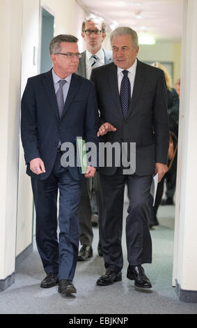 Berlino, Germania. 02Dec, 2014. Ministro tedesco degli Interni Thomas de Maiziere (R) e l'interno dell'UE Il Commissario Dimitris Avramopoulos arrivare ad una conferenza stampa presso il tedesco del Ministero dell'Interno a Berlino, Germania, 02 dicembre 2014. Foto: BERND VON JUTRCZENKA/dpa/Alamy Live News Foto Stock