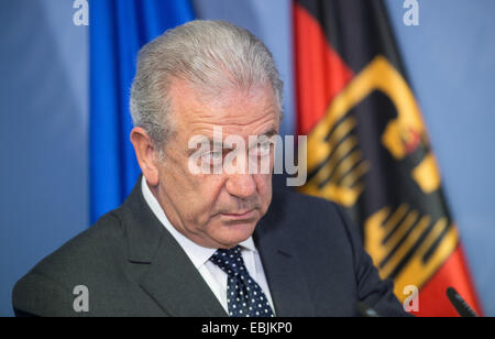 Berlino, Germania. 02Dec, 2014. Interno dell'UE Il Commissario Dimitris Avramopoulos durign parla di una conferenza stampa presso il tedesco del Ministero dell'Interno a Berlino, Germania, 02 dicembre 2014. Foto: BERND VON JUTRCZENKA/dpa/Alamy Live News Foto Stock