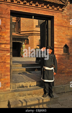 L uomo nella tradizionale esercito tradizionale salutando uniforme nella parte anteriore di un hotel, Nepal, Kathmandu Foto Stock