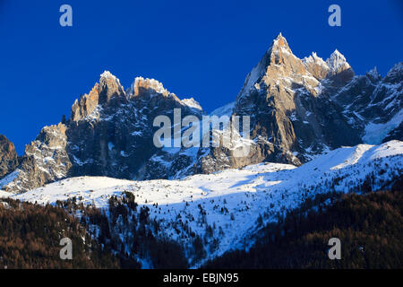 Cima di una montagna di neve-coperta di Aiguilles de Chamonix davanti ad un cielo blu chiaro, Francia, Alta Savoia Foto Stock