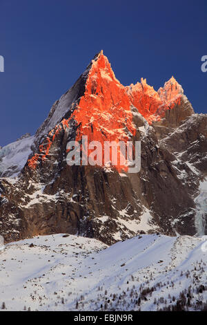 Mountain top della coperta di neve Aiguilles de Chamonix nel alpenglow, Francia, Alta Savoia Foto Stock