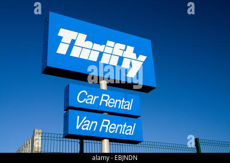 Thrifty Auto e noleggio furgone shop segno, Hadfield Road, Cardiff, Galles. Foto Stock