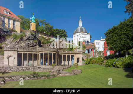 Una vista generale della piazza centrale a Portmeirion villaggio circondato da colorate in stile italiano edifici e case, Foto Stock