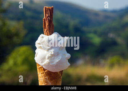 " 99 " ice-gelato alla crema con scaglie di cioccolato, di fronte al verde della campagna, estate Foto Stock
