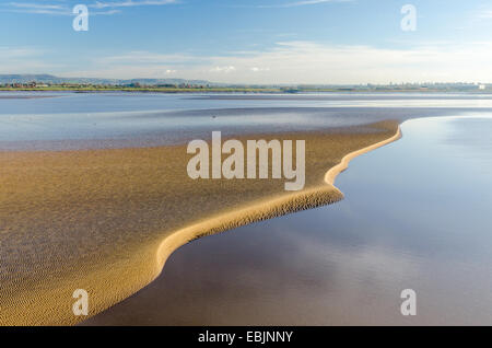 Sandy il letto del fiume a bassa marea a Lydney Harbour sulla riva occidentale del fiume Severn in Gloucestershire Foto Stock