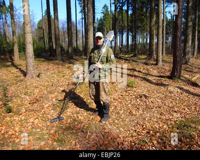 Il cacciatore di tesori in una foresta nel Sauerland, in Germania, in Renania settentrionale-Vestfalia Foto Stock