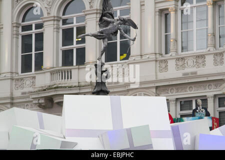 Londra REGNO UNITO. 2° dicembre 2014. Statua di Eros che è decorato con i regali di Natale in Piccadilly Circus London Credit: amer ghazzal/Alamy Live News Foto Stock