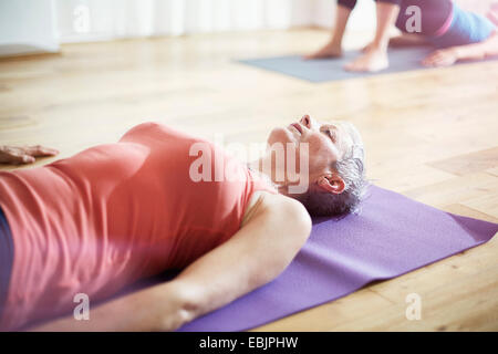 Coppia donna sdraiata sulla schiena in classe di pilates Foto Stock