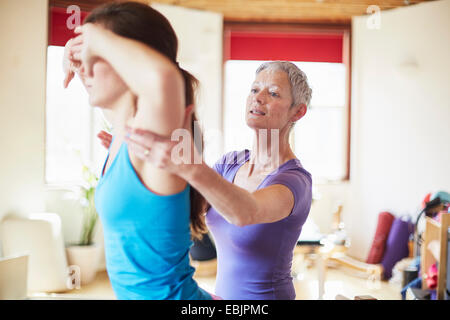 Giovane studentessa e tutor in pilates palestra Foto Stock