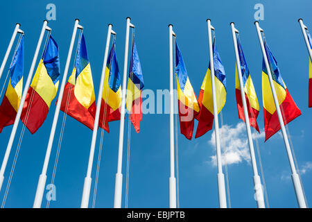 Bandiera rumena poli sul cielo blu Foto Stock