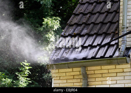 La pulizia il tetto e la facciata di una casa a capanna con acqua ad alta pressione blaster, Germania Nordrhein Westfalen, la zona della Ruhr, Essen Foto Stock