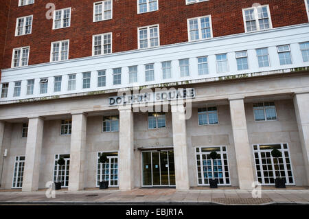 Nome che è al di sopra di ingresso al Dolphin Square appartamenti o appartamenti nella zona di Pimlico, Londra. Foto Stock