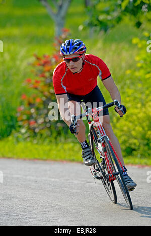 Racing ciclista su strada attraverso prati, GERMANIA Baden-Wuerttemberg Foto Stock