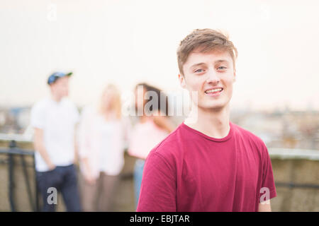 Giovane uomo che indossa red t shirt Foto Stock