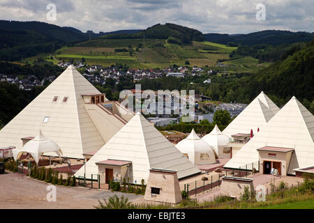 Sauerland Piramidi di fronte il distretto Meggen, in Germania, in Renania settentrionale-Vestfalia, Sauerland, Lennestadt-Bilstein Foto Stock