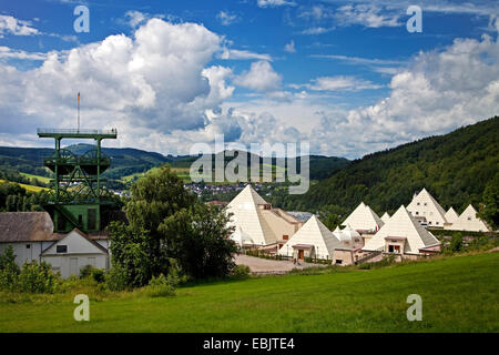 Museo minerario e Siciliaschacht Sauerland-Pyramiden nella parte anteriore del distretto Meggen, in Germania, in Renania settentrionale-Vestfalia, Sauerland, Lennestadt-Bilstein Foto Stock