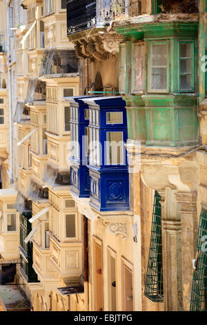 Chiusa tradizionali balconi in legno di La Valletta a Malta, Malta, La Valletta Foto Stock