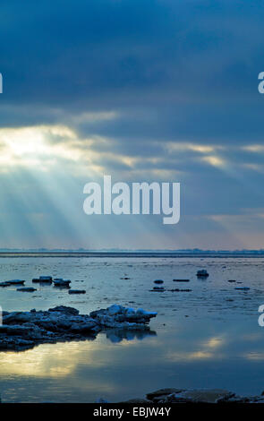 Raggi di sole rottura attraverso le nuvole nel fiume Weser, Germania, Bassa Sassonia, Wremertief Foto Stock