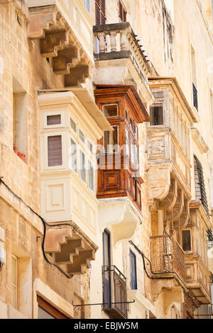 Chiusa tradizionali balconi in legno di La Valletta a Malta, Malta, La Valletta Foto Stock