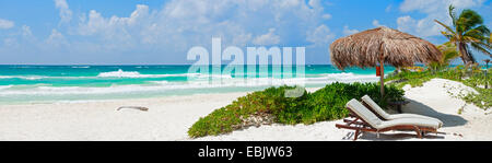 Due sedie di tela e ombrellone sulla meravigliosa spiaggia tropicale, Messico Tulum Foto Stock