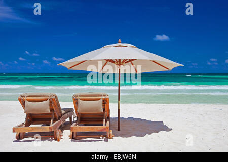 Due sedie di tela e ombrellone sulla meravigliosa spiaggia tropicale, Messico Tulum Foto Stock