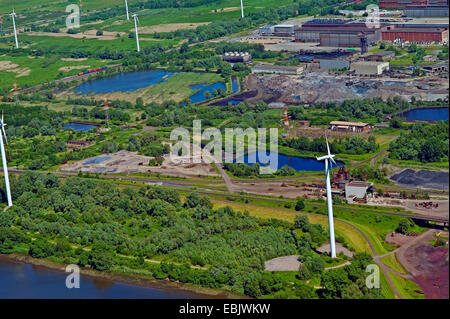 Vista aerea delle piante del mulino di acciaio Arcelor Mittal con aree verdi e le ruote del vento tra Germania, Brema Foto Stock