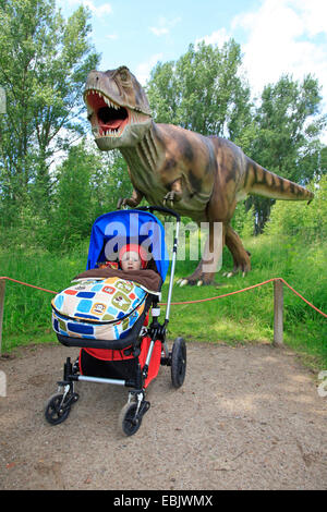 Tirannosauro (Tyrannosaurus rex), con buggy in un Dino park/tirando il buggy Foto Stock