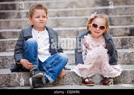 Fratello e Sorella seduti sulle scale Foto Stock