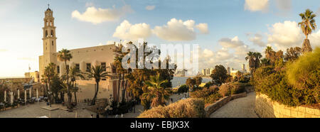 Panorama della vecchia Jaffa con San Pietro chiesa e monastero sulla sinistra. Tel Aviv può essere visto in lontananza Foto Stock