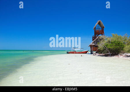 Capanna in legno e motoscafo sulla spiaggia sabbiosa, Messico Holbox Foto Stock