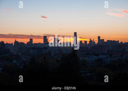 Angolo di alta vista di area CBD al tramonto, Pechino, Cina Foto Stock