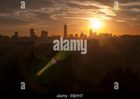 Angolo di alta vista di area CBD al tramonto, Pechino, Cina Foto Stock