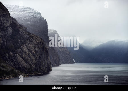 Vista nebbiosa del Lysefjord, Rogaland County, Norvegia Foto Stock