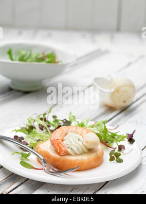 Piatto di frutti di mare con un misto di foglie verdi insalata di micro e baby chard Foto Stock